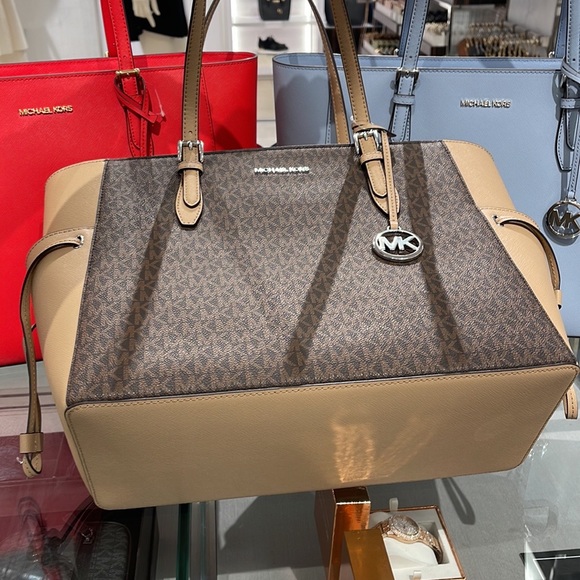 MICHAEL KORS GILLY LARGE DRAWSTRING TRAVEL TOTE SIGNATURE Camel
NWT - Picture 13 of 16